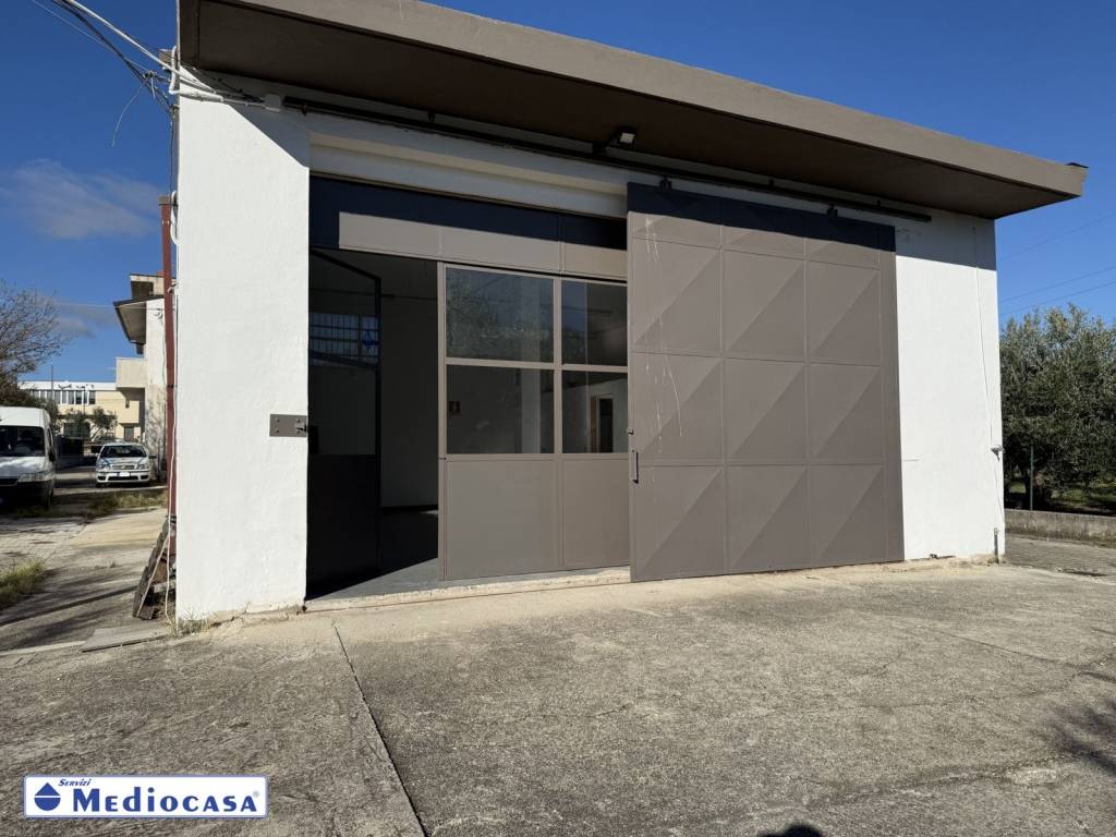 negozio in affitto a Rocca San Giovanni in zona Santa Calcagna