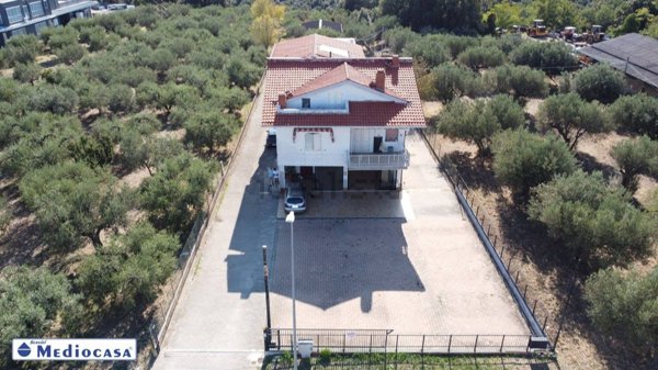 locale commerciale in affitto a Rocca San Giovanni in zona Santa Calcagna