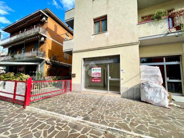 negozio in affitto a San Giovanni Teatino in zona Sambuceto