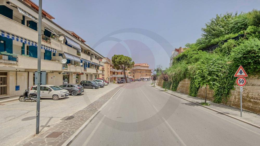 locale commerciale in affitto a San Vito Chietino in zona Marina di San Vito
