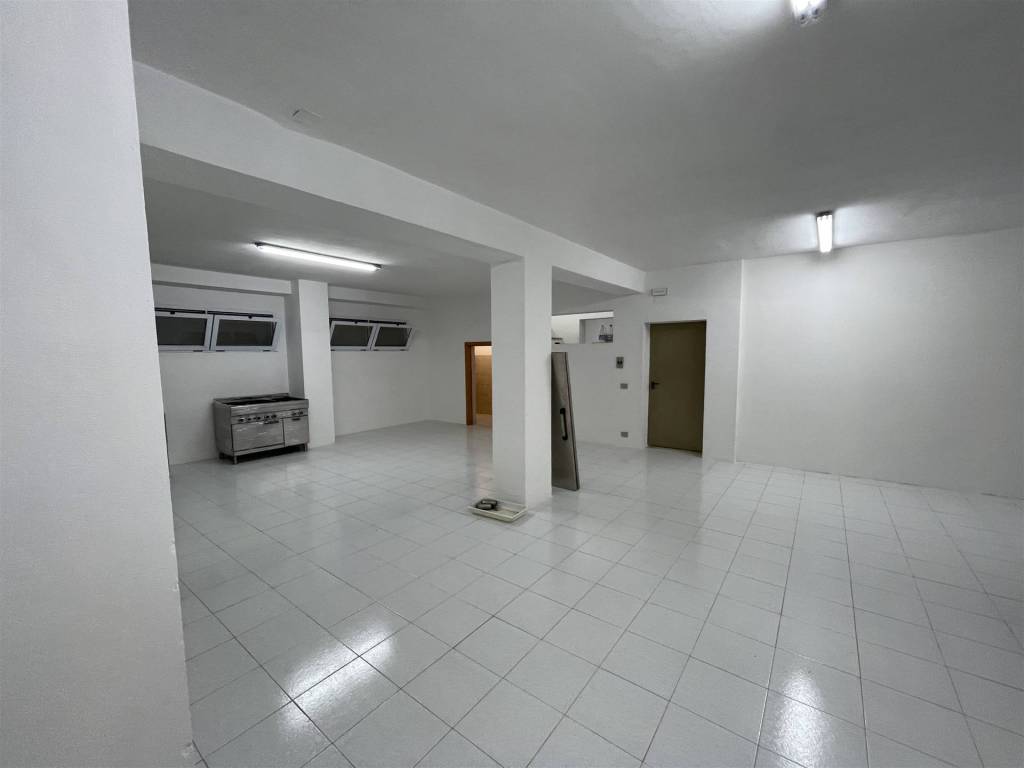 locale commerciale in affitto a Vasto