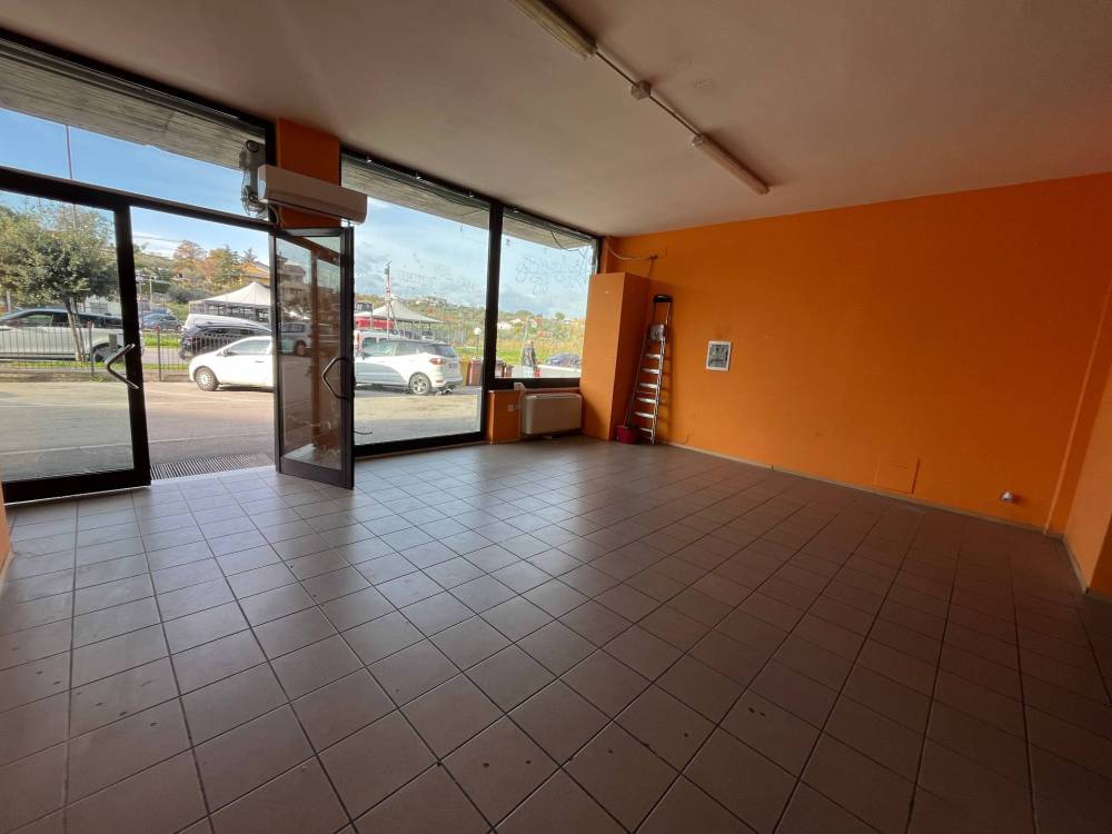 locale commerciale in affitto a Vasto