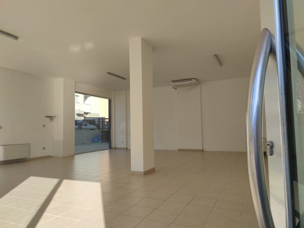 locale commerciale in affitto a Vasto