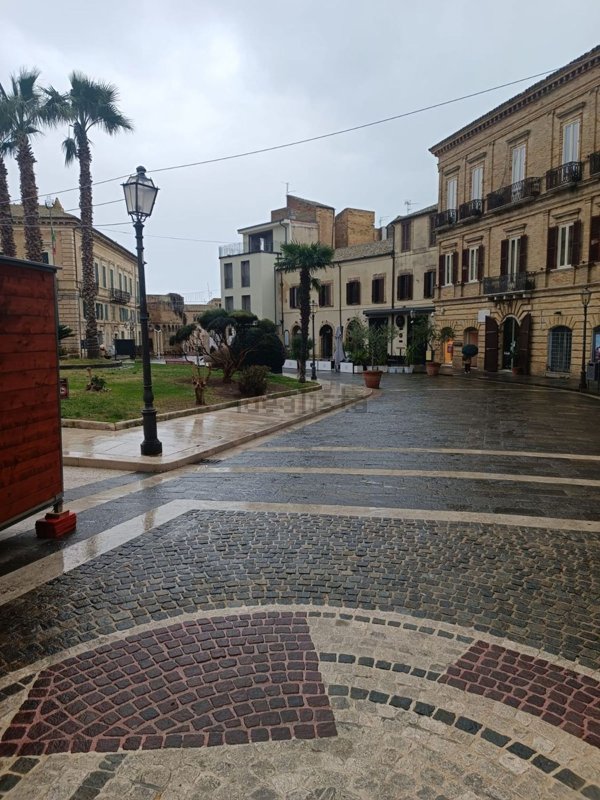 locale commerciale in affitto a Vasto