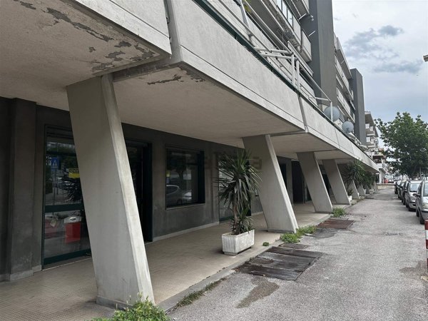 locale commerciale in affitto a Vasto