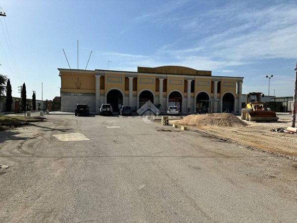 locale commerciale in affitto a Cerignola