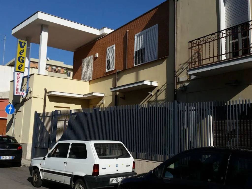 negozio in affitto a Foggia in zona Rione Diaz
