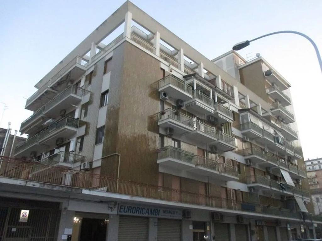 negozio in affitto a Foggia in zona Candelaro