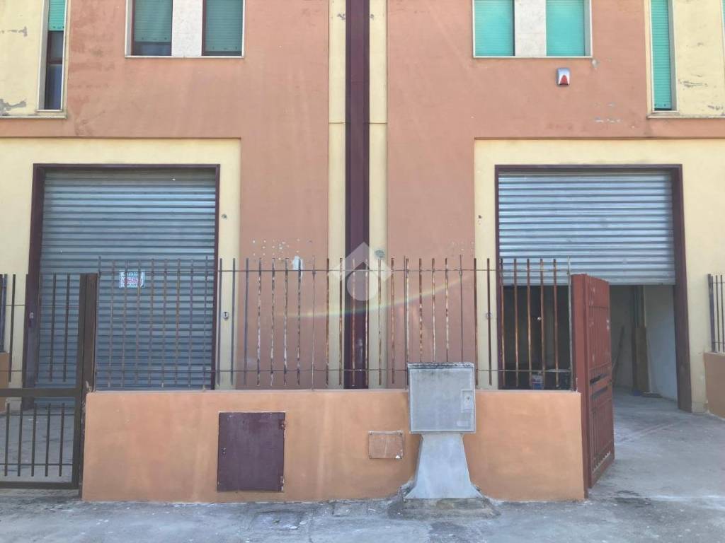 negozio in affitto a Foggia in zona Villaggio Artigiani