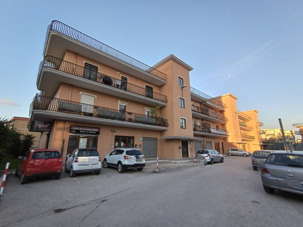 negozio in affitto a Foggia in zona Macchia Gialla
