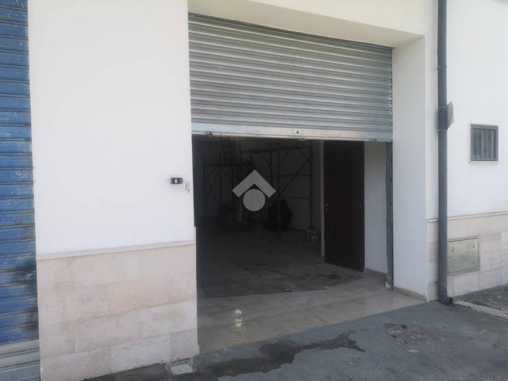 negozio in affitto a Foggia in zona Candelaro