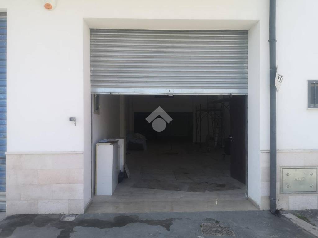 negozio in affitto a Foggia in zona Candelaro