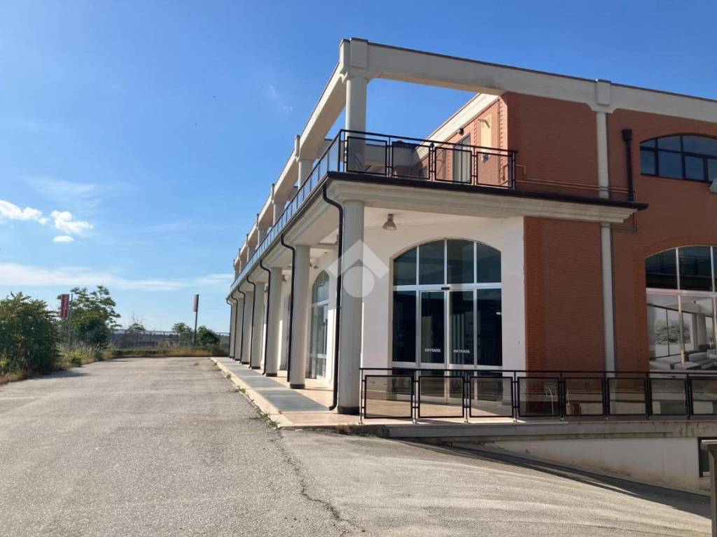 locale commerciale in affitto a Foggia in zona Candelaro