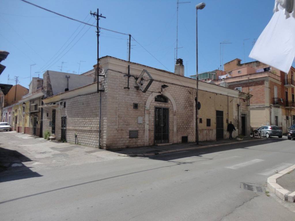 negozio in affitto a Foggia in zona Candelaro