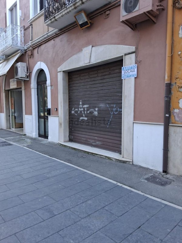 locale commerciale in affitto a Foggia