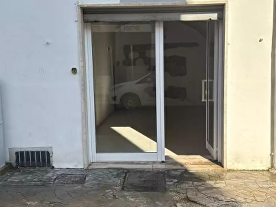 negozio in affitto ad Adelfia in zona Canneto