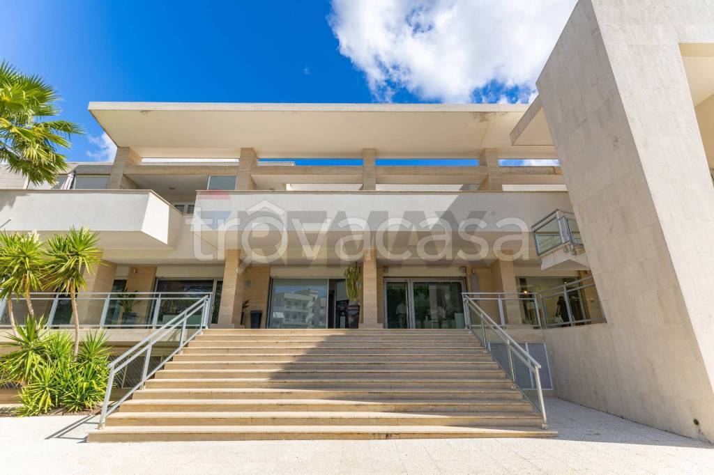 negozio in affitto ad Adelfia