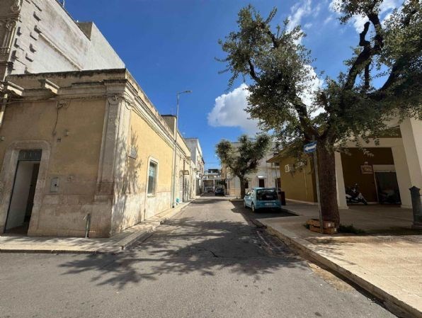 negozio in affitto ad Adelfia in zona Canneto