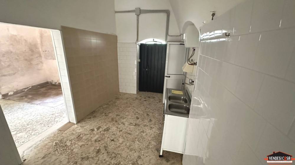 negozio in affitto ad Adelfia in zona Canneto