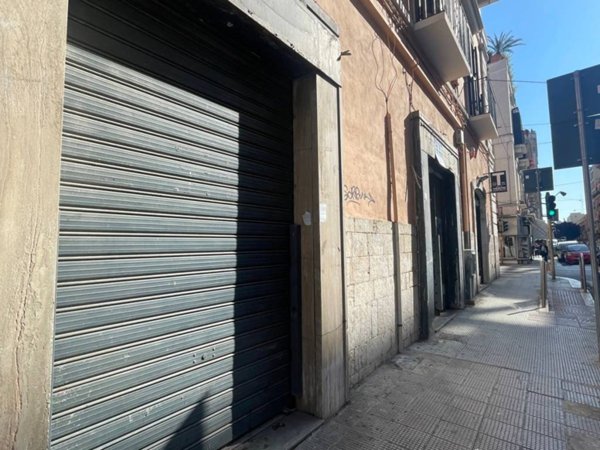 negozio in affitto a Bari in zona Murat