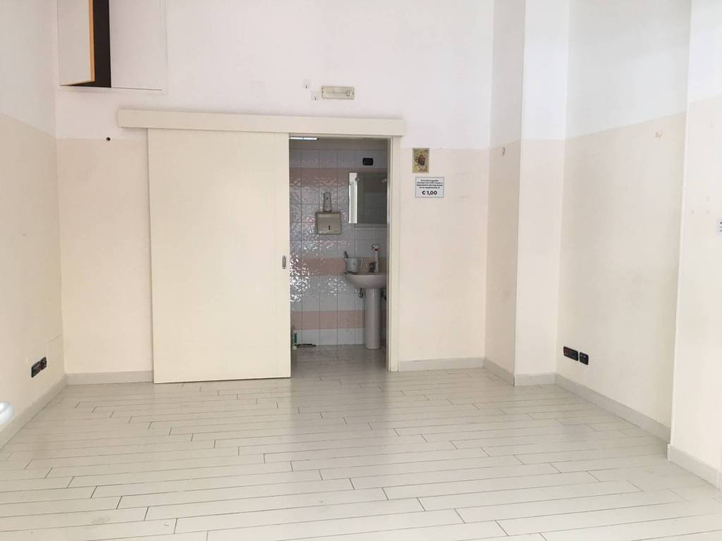negozio in vendita a Bari in zona Carrassi