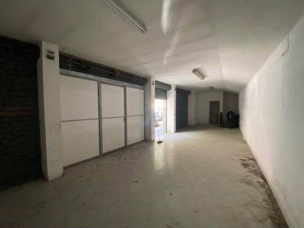 negozio in affitto a Bari in zona Picone