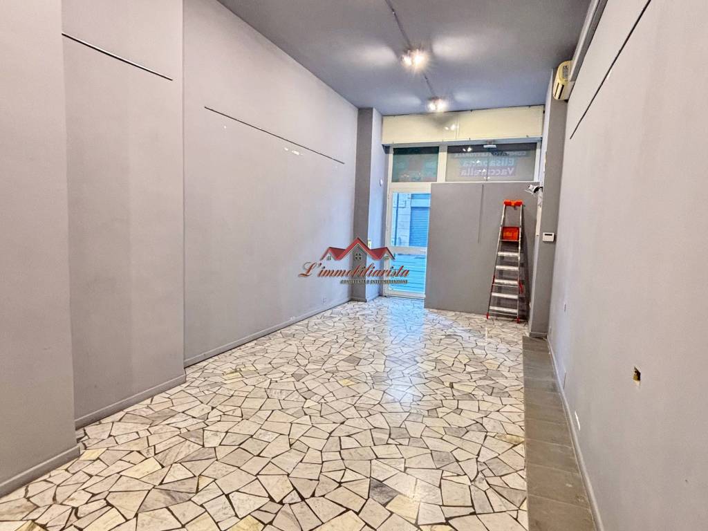 negozio in affitto a Bari in zona Murat