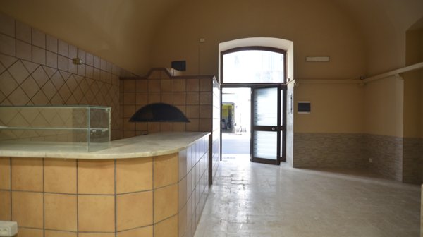 negozio in affitto a Bari in zona Murat