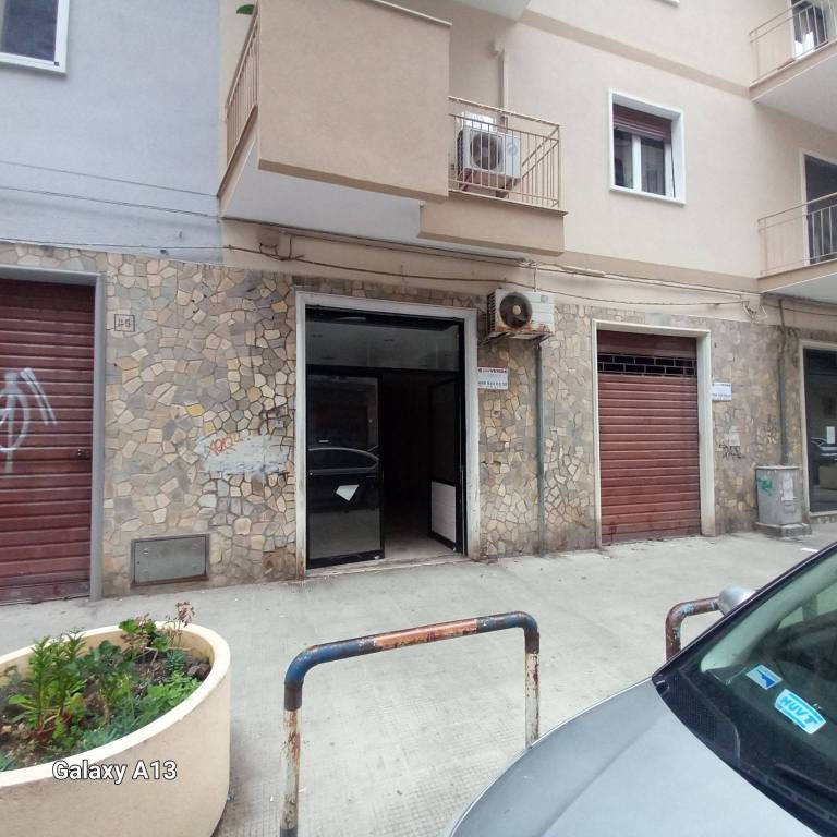 negozio in affitto a Bari in zona Carrassi