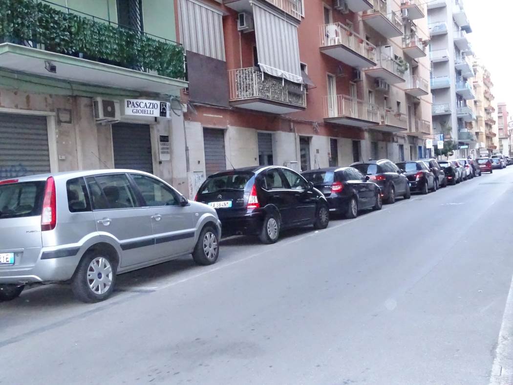 negozio in affitto a Bari in zona Carrassi