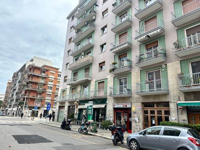 negozio in affitto a Bari in zona Carrassi
