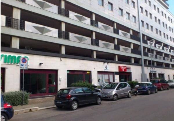 negozio in affitto a Bari in zona Picone