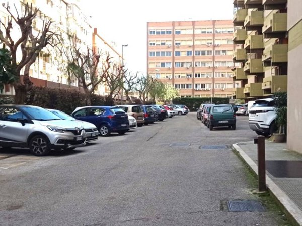 negozio in affitto a Bari in zona Picone