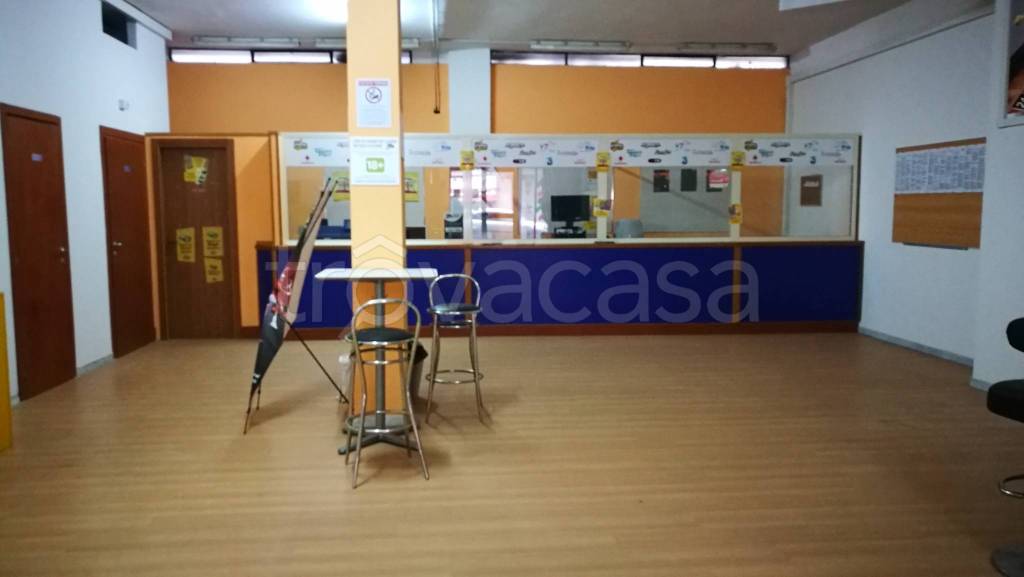 negozio in affitto a Bari in zona Libertà
