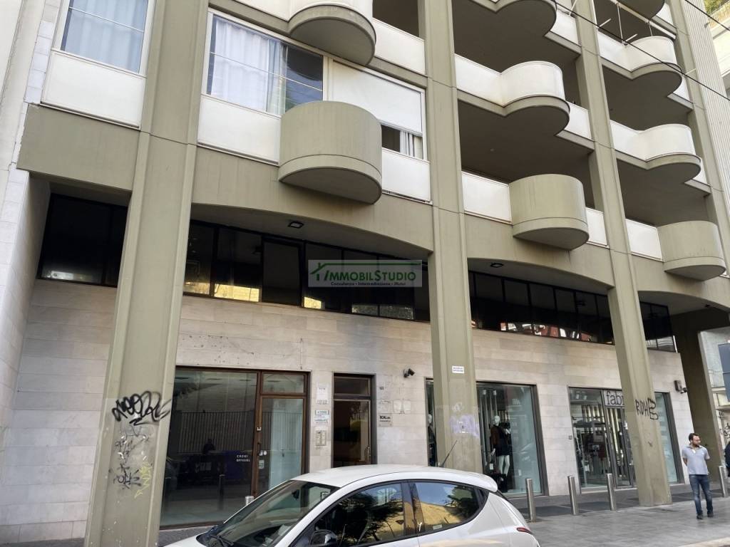 negozio in affitto a Bari in zona Carrassi