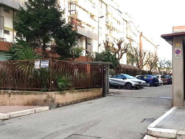 negozio in affitto a Bari in zona Picone