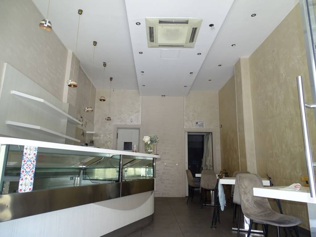 negozio in affitto a Bari in zona Picone