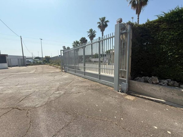 locale commerciale in affitto a Bari in zona Ceglie del Campo