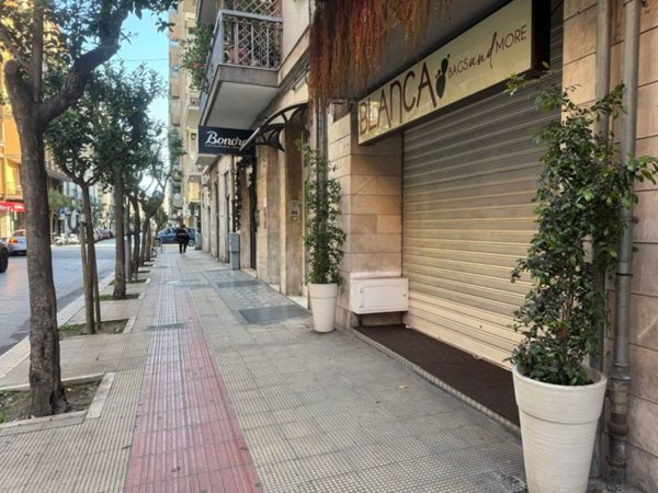negozio in affitto a Bari in zona Murat
