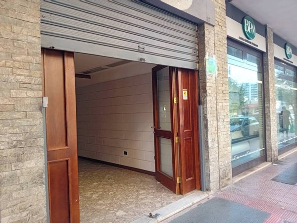 negozio in affitto a Bari in zona Poggiofranco