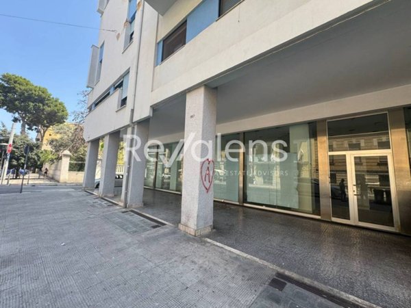 negozio in affitto a Bari in zona Picone