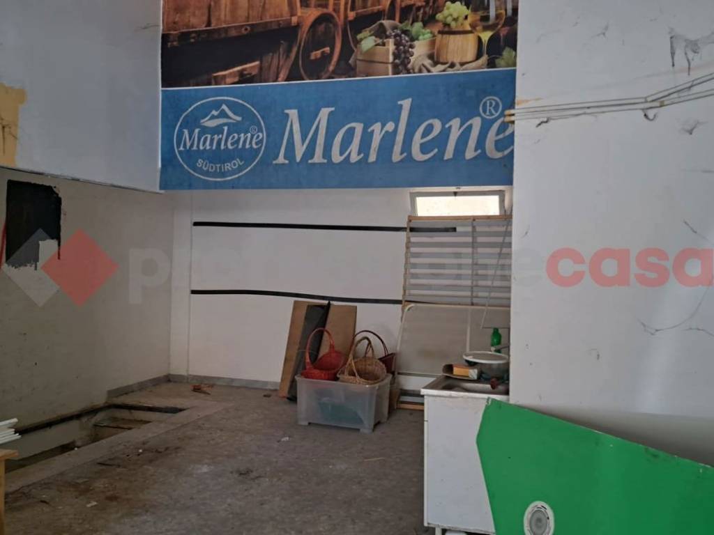negozio in affitto a Bari in zona Picone