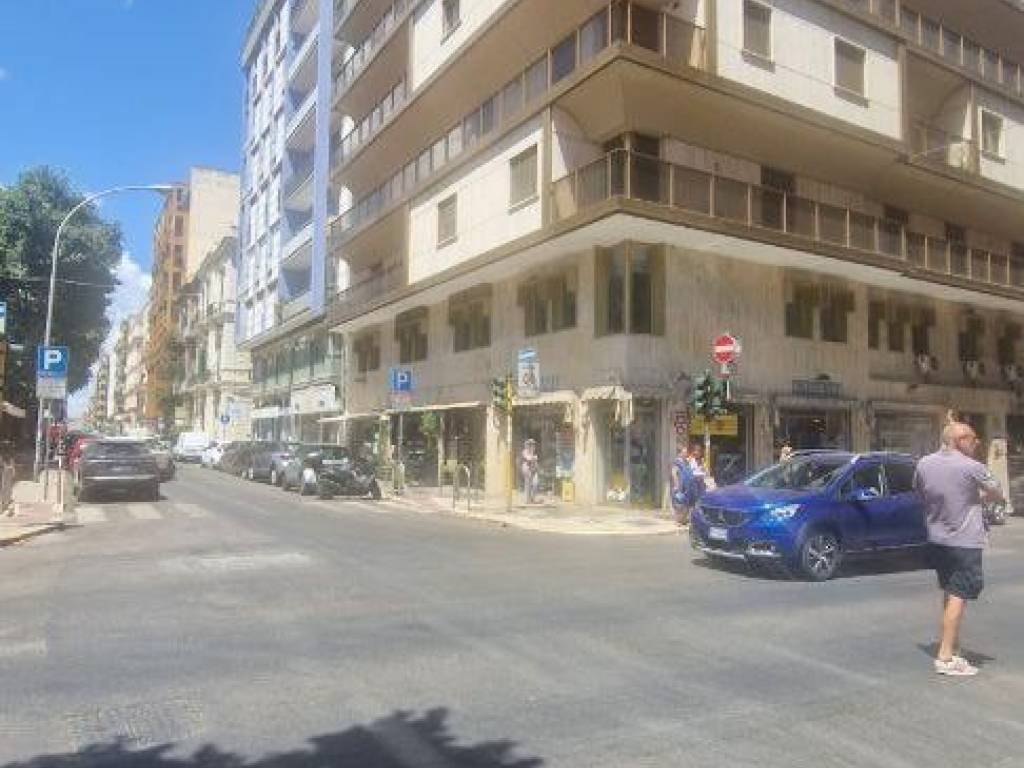 negozio in affitto a Bari in zona Murat