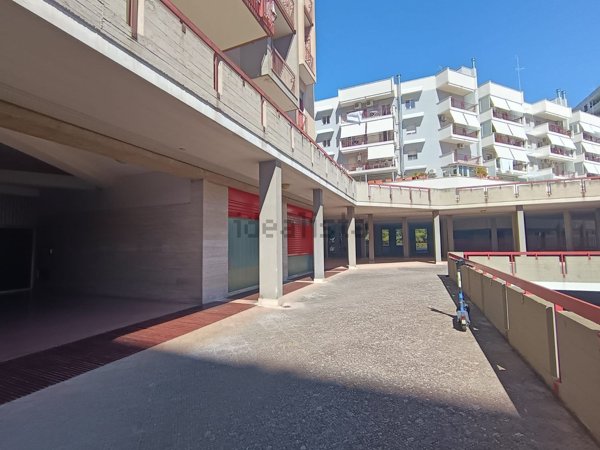 locale commerciale in affitto a Bari in zona Poggiofranco