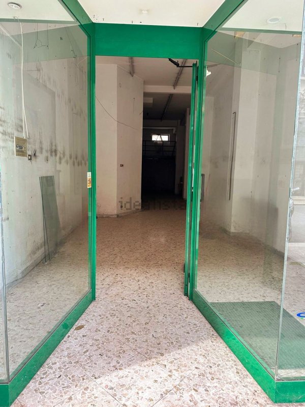 locale commerciale in affitto a Bari in zona Murat