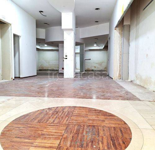 negozio in affitto a Bari in zona Libertà