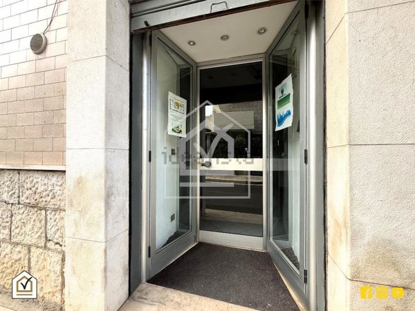 locale commerciale in affitto a Bari in zona Palese/Macchie