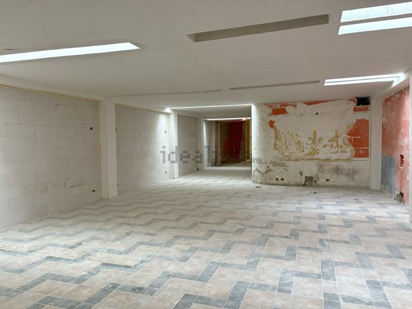 locale commerciale in affitto a Bari in zona Murat