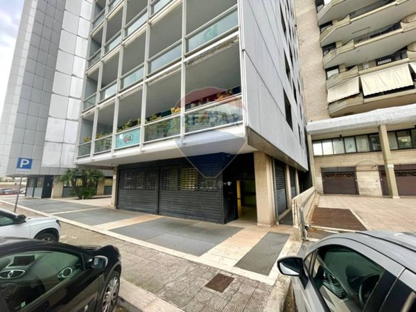 negozio in affitto a Bari in zona Picone