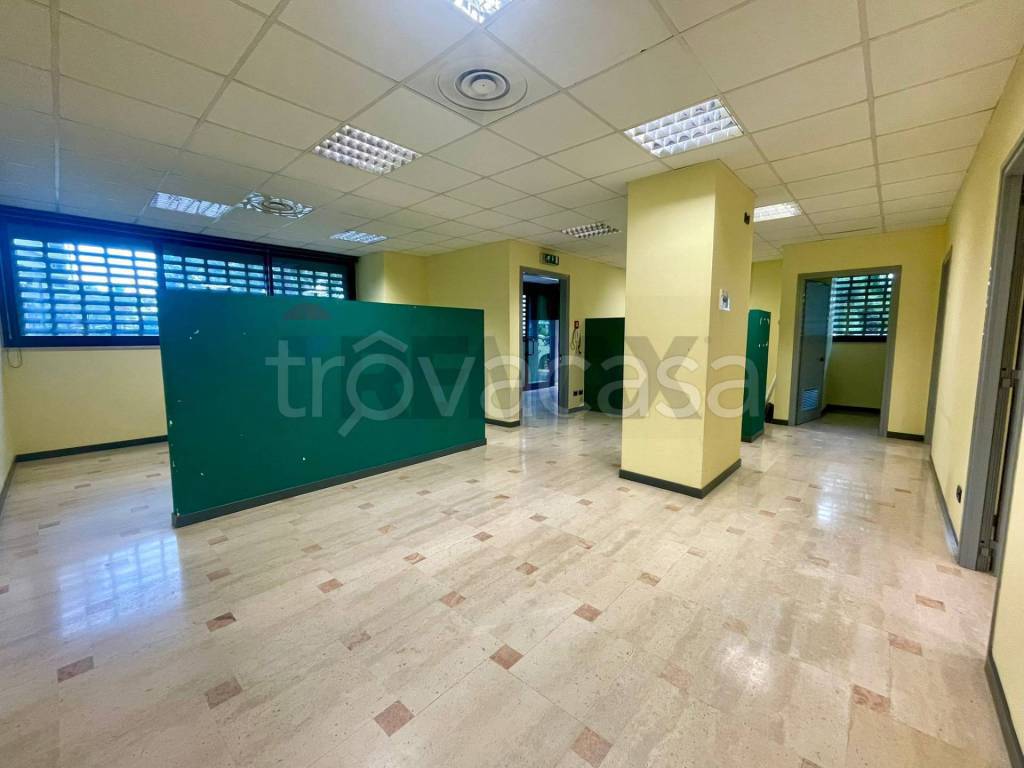 negozio in affitto a Bari in zona Picone